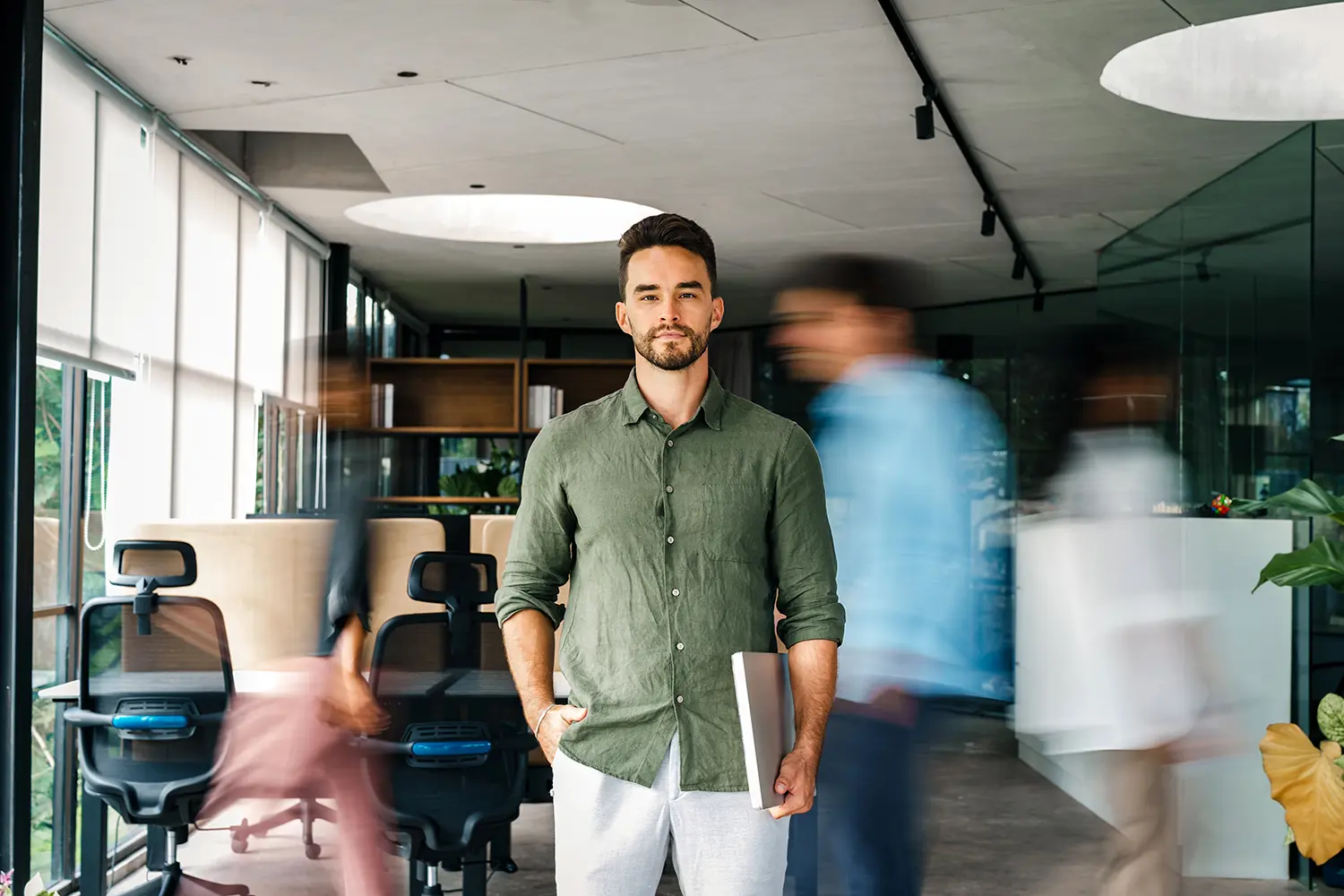 Gruppo di giovani professionisti che collaborano a un progetto in un ufficio moderno.