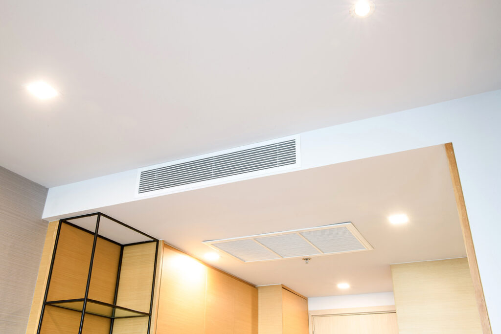 Ufficio moderno con faretti integrati e illuminazione artificiale